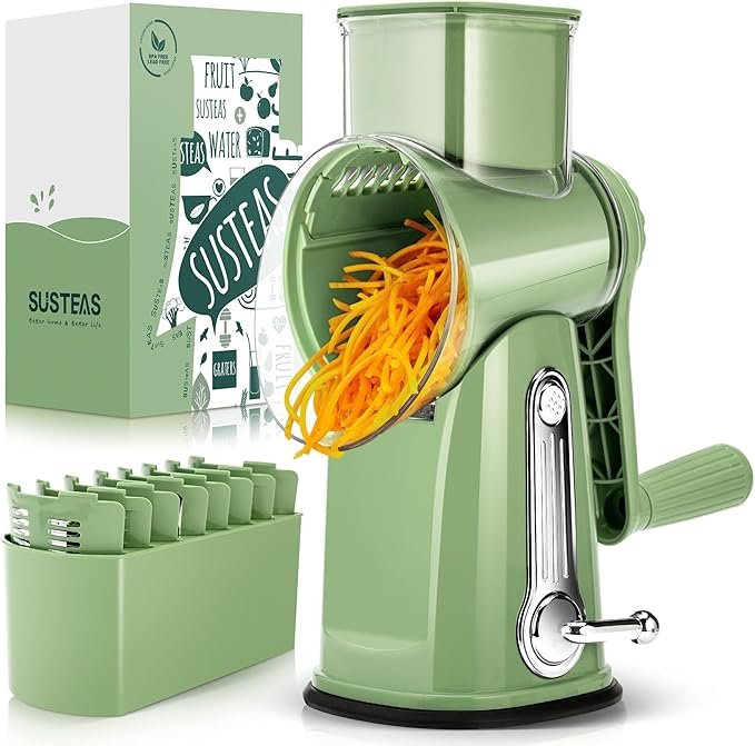 SUSTEAS Rallador de Queso Giratorio con Manivela, Cortador de Verduras con 5 Cuchillas Intercambiables y Base de Succión Fuerte, Mandolina Redonda y Picadora de Cocina, Verde Retro